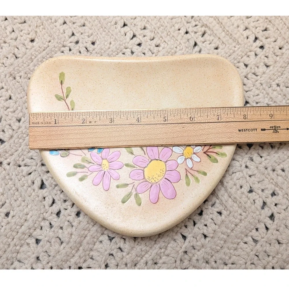 Vintage Ceramic Wall Pocket Hand Painted Floral Crescent Vase Speckled‎ Cream